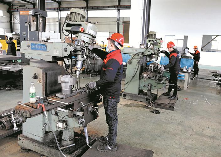 12月22日,湖南烈岩科技有限公司的产业工人正操控机床加工产品零部件.